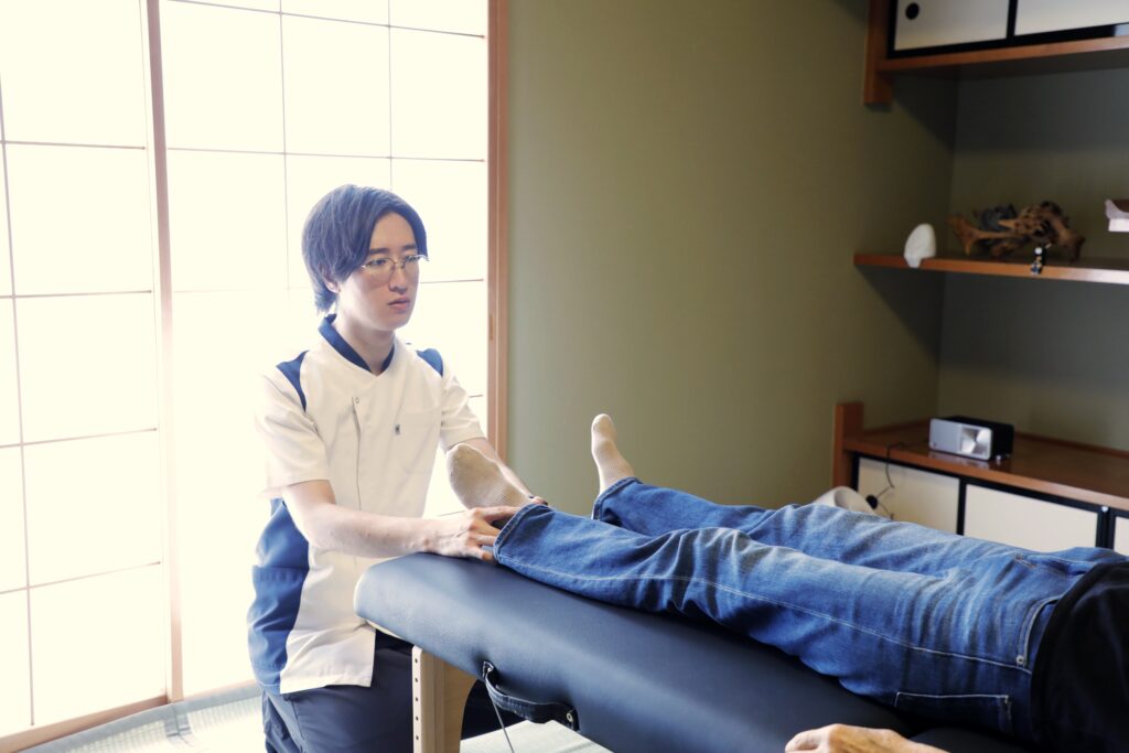 佐久市の整体 Om Shanti でのソフトな施術風景